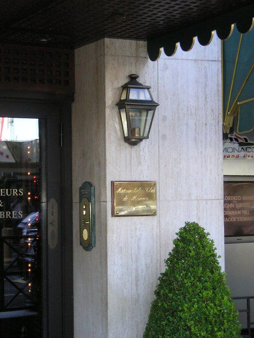 A sign on the side of a building says fleurs & bres