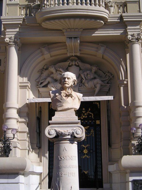 A statue in front of a building that says a essence