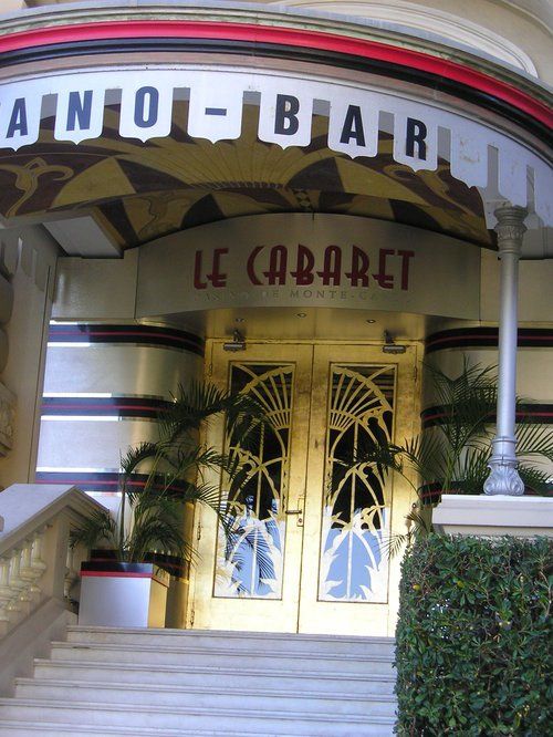 A building with a sign that says le cabaret