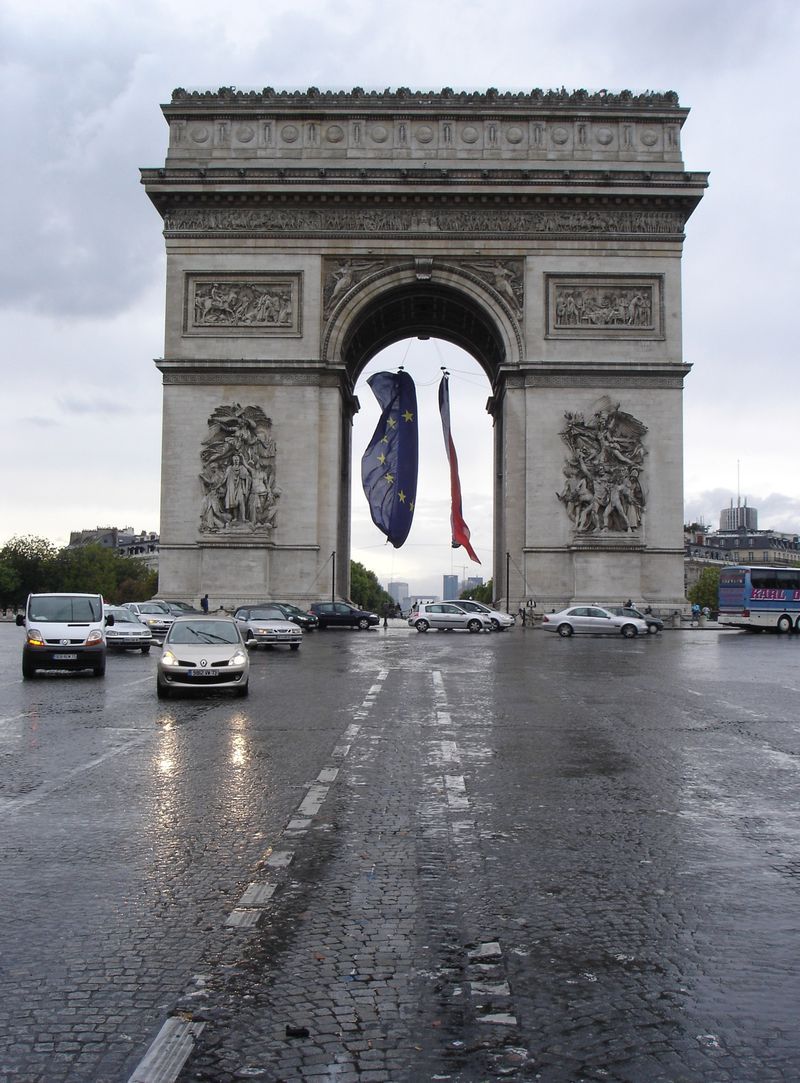 The triumphal arch in paris with cars driving underneath it