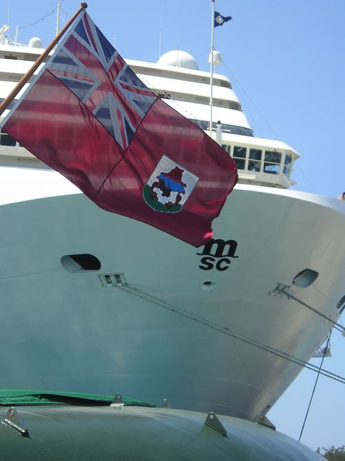 A cruise ship with the word sc on the side