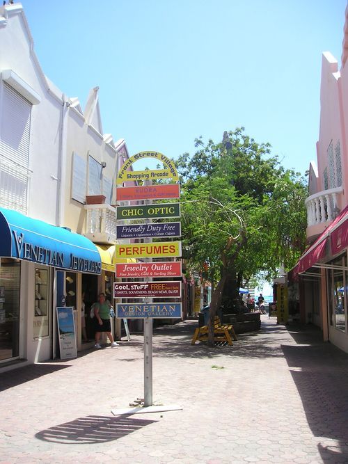 A street with a sign that says perfumes on it