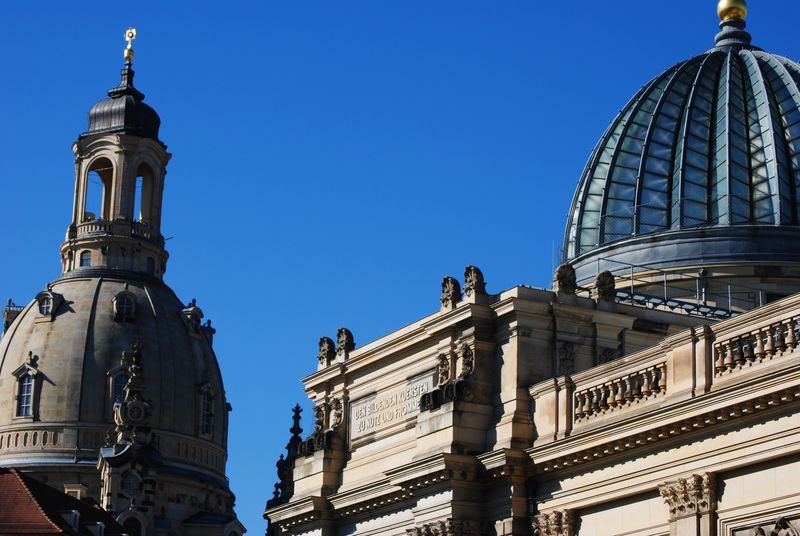 A dome on top of a building with a blue sky in the background
