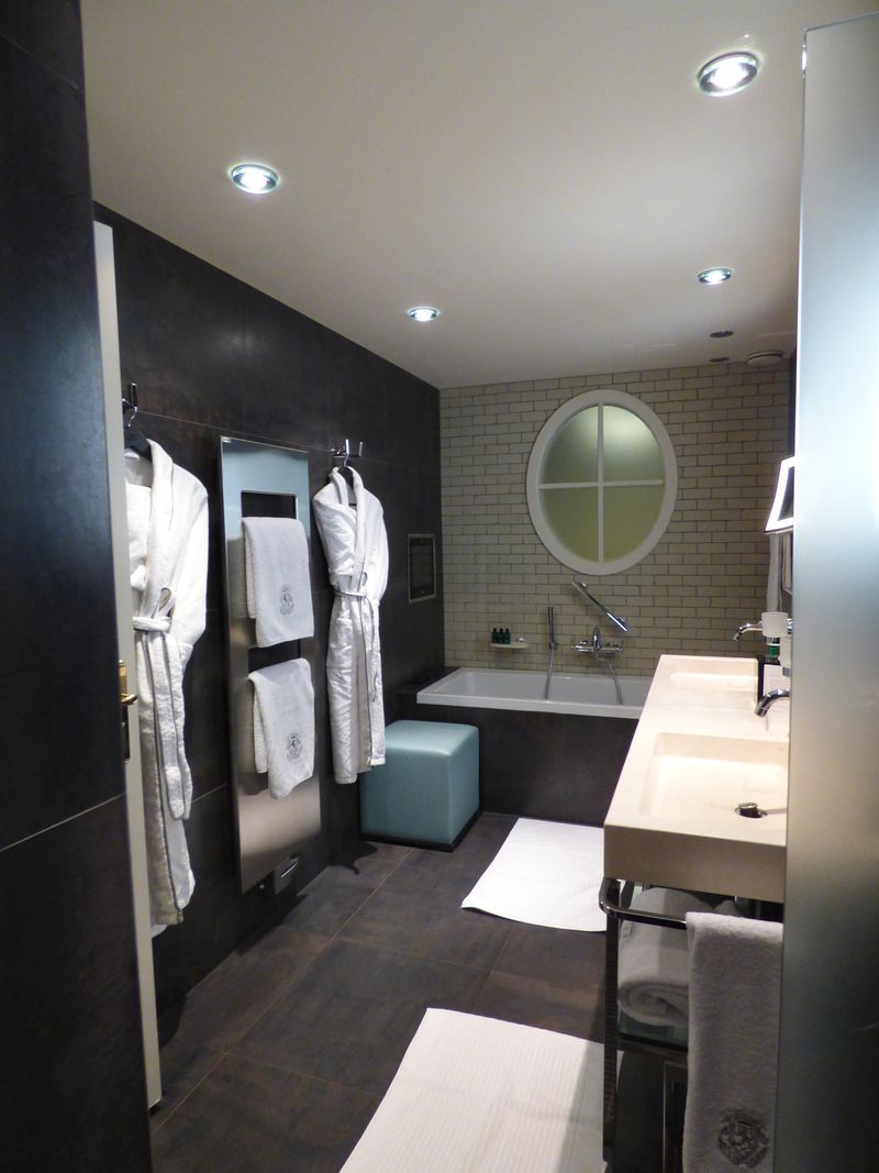 A bathroom with two sinks and a bathtub