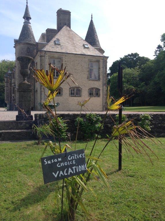 A sign that says vacation is in front of a castle.