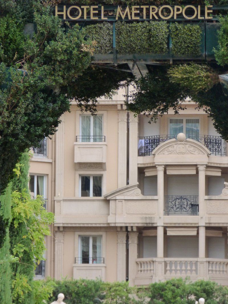 A large building with a sign that says hotel metropole
