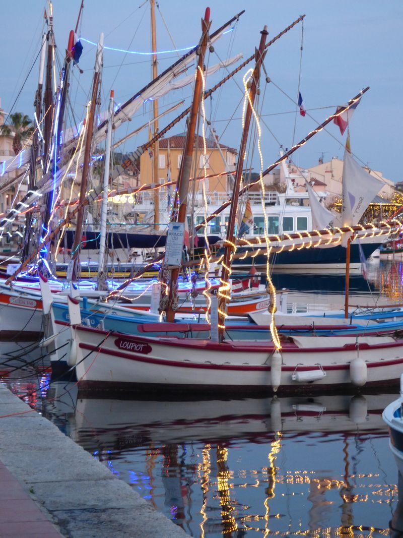 A row of boats are docked in a harbor