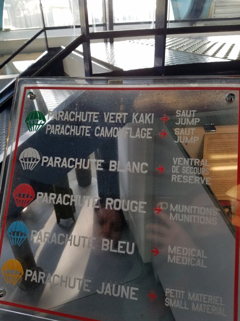 A sign that says parachute vert kaki on it