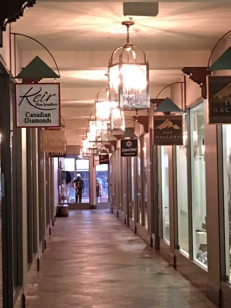 A long hallway with a sign that says reir on it