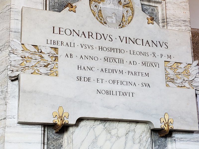 A plaque on a wall that says leonardvs vincianvs
