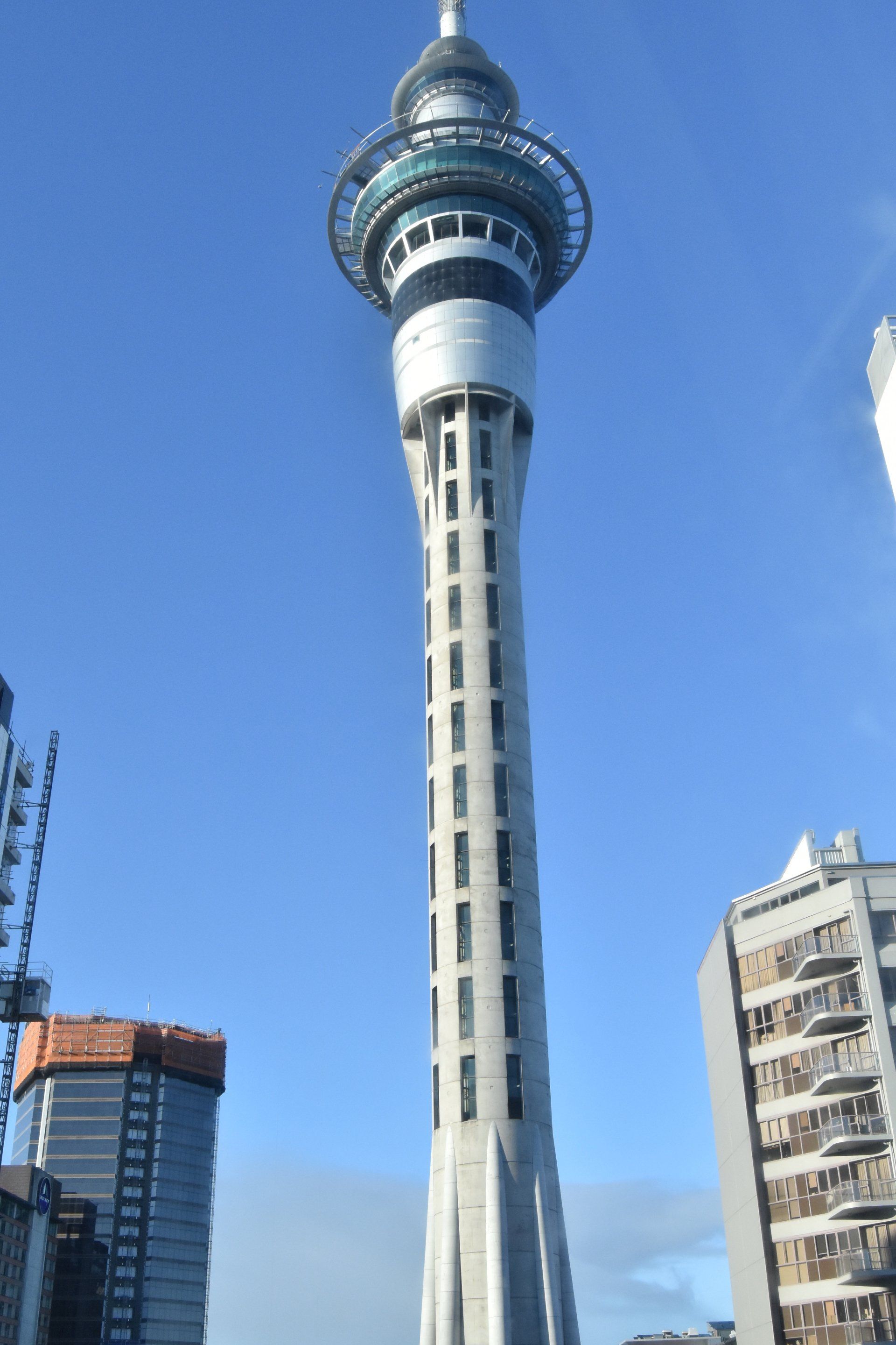A very tall building with a blue sky in the background