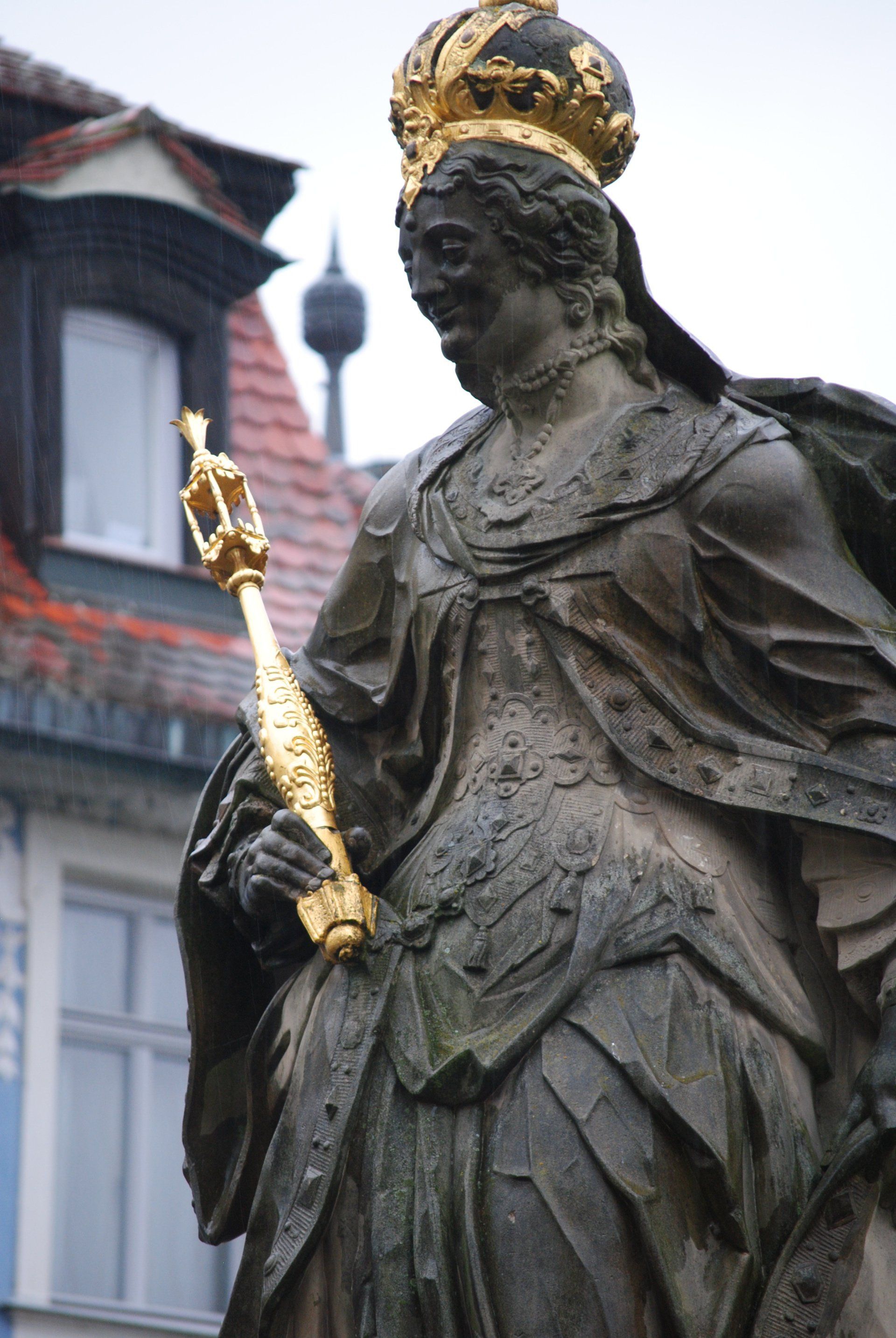 A statue of a woman with a crown on her head