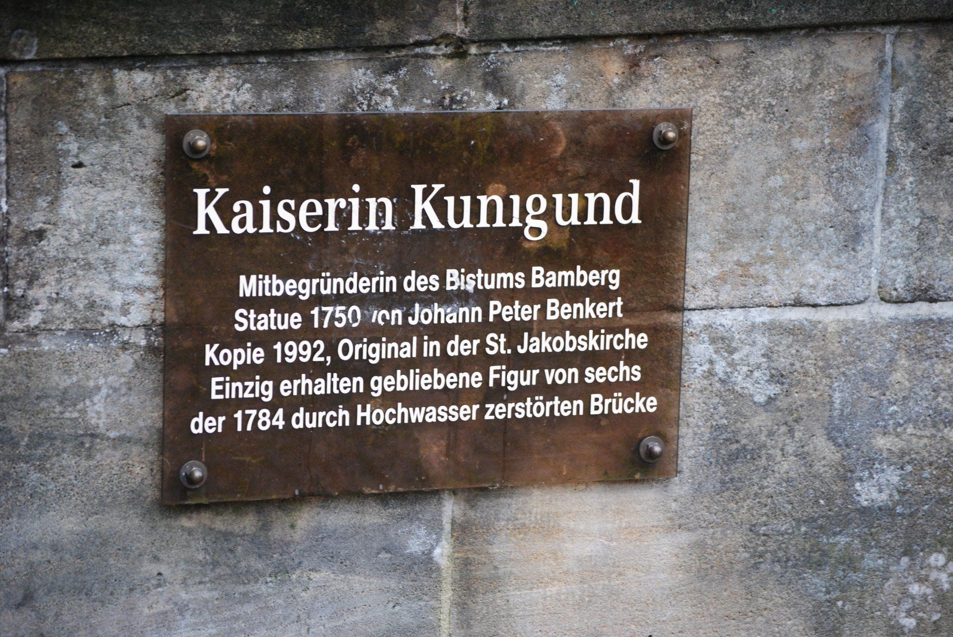 A plaque on a wall that says kaiserin kunigund