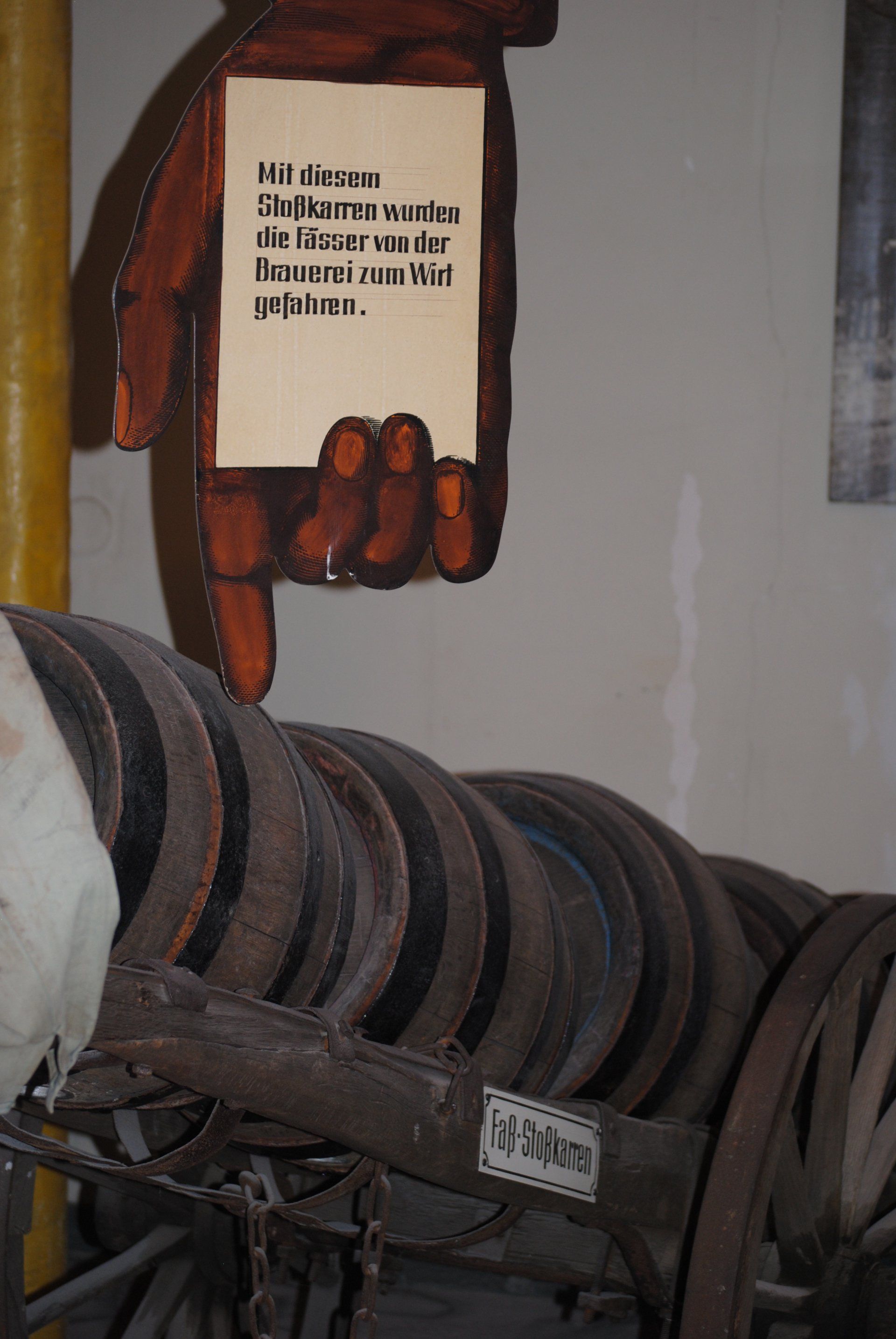 A drawing of a hand holding a piece of paper with german writing on it