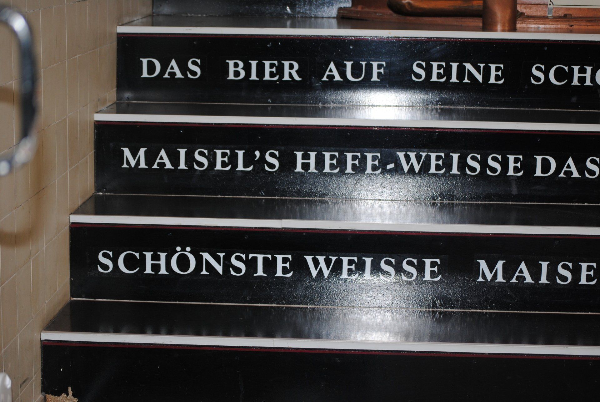 A set of stairs that say das bier auf seine sch maisel 's hefe-weisse das