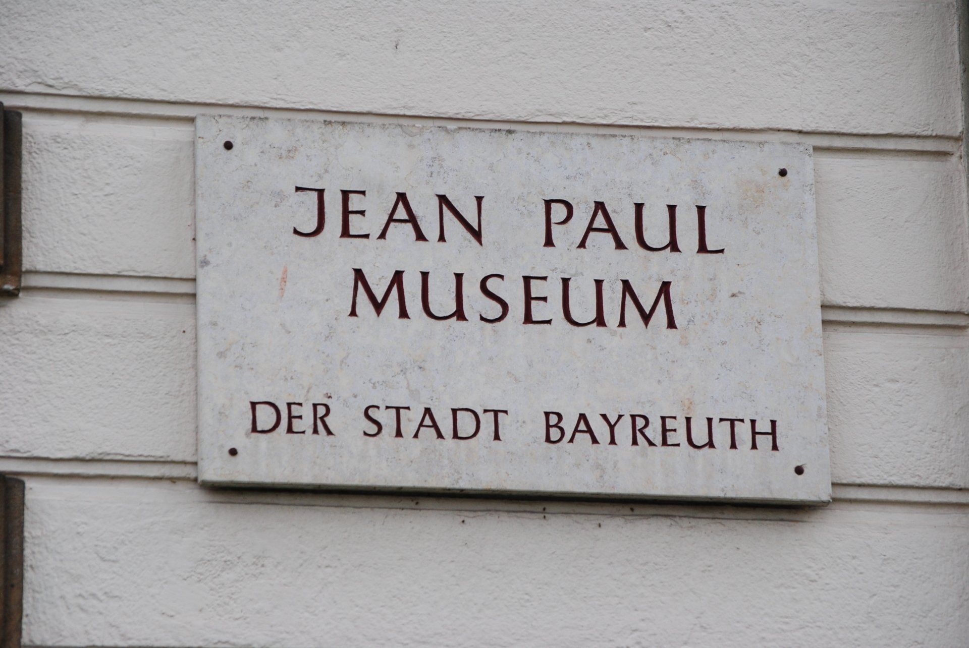 A sign that says jean paul museum on it