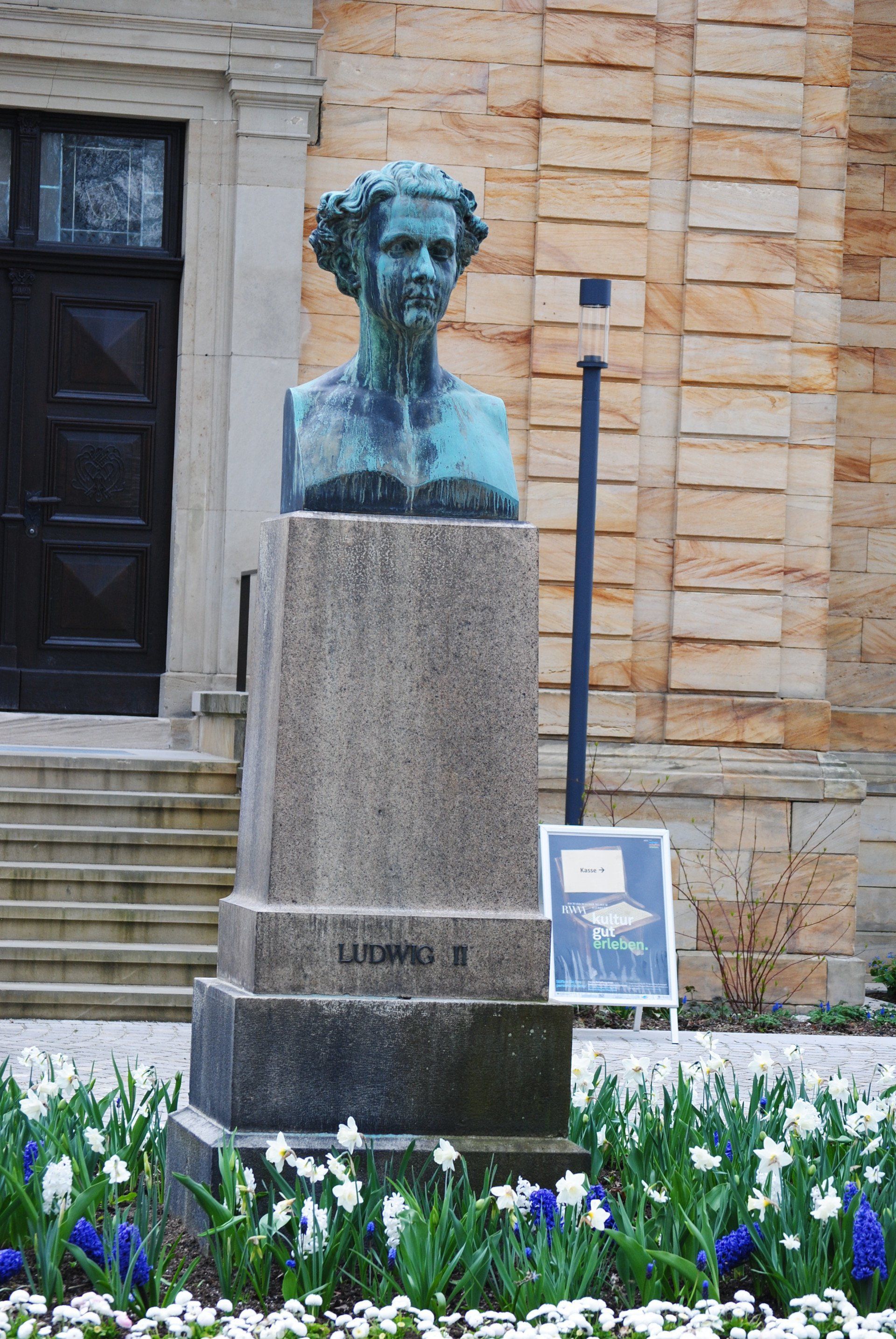 A statue of a man standing in front of a building