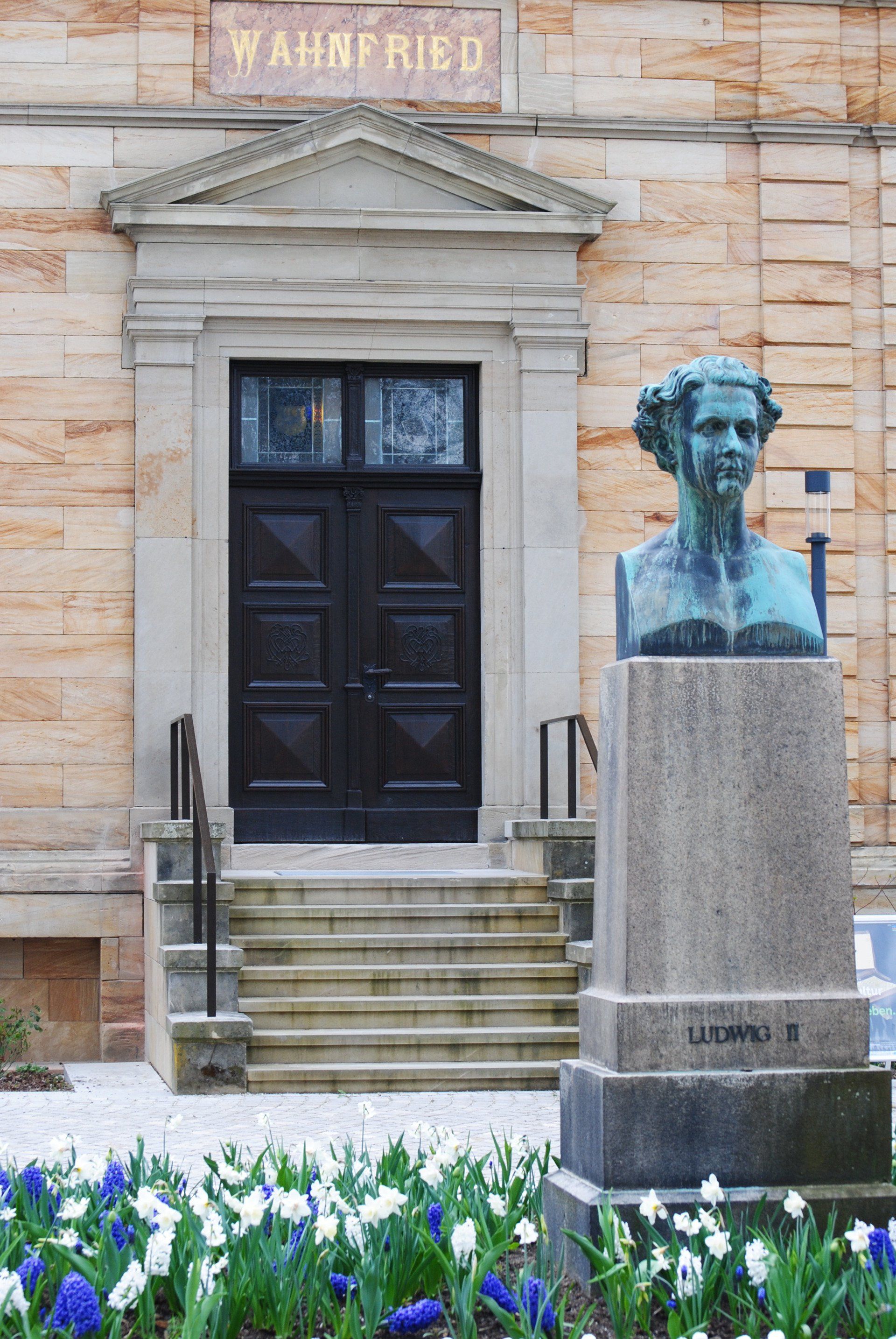 A statue in front of a building that says wahnfried