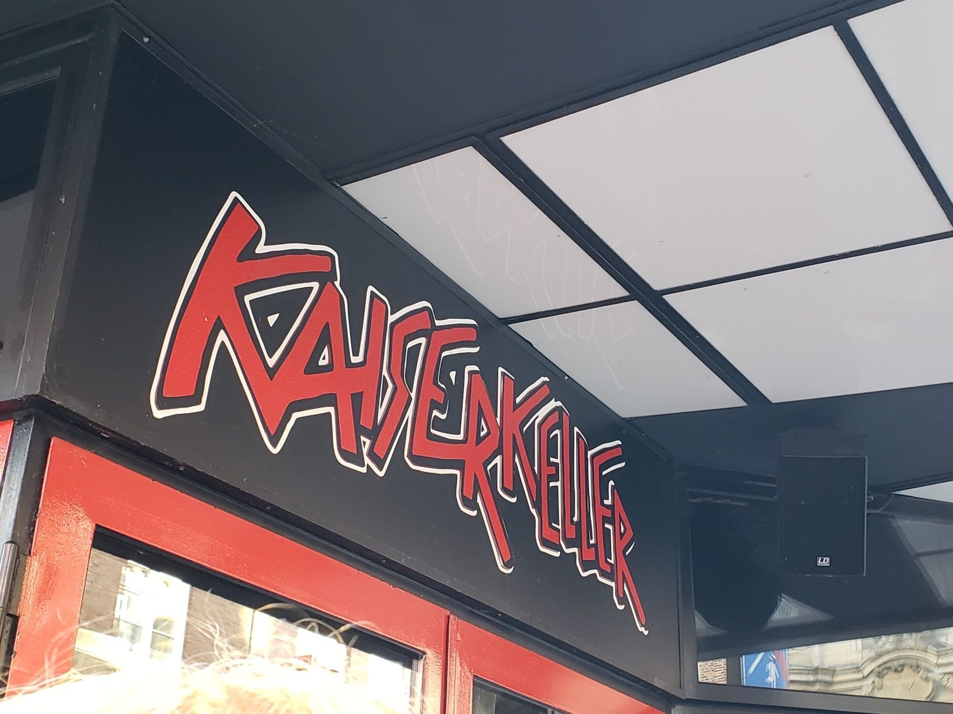 A sign on the side of a building that says ravenkeller