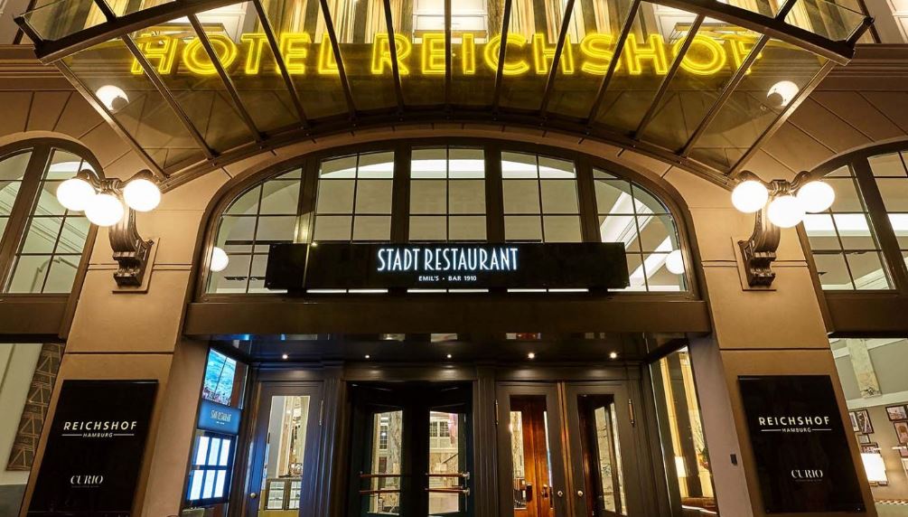 A hotel with a sign that says stadt restaurant