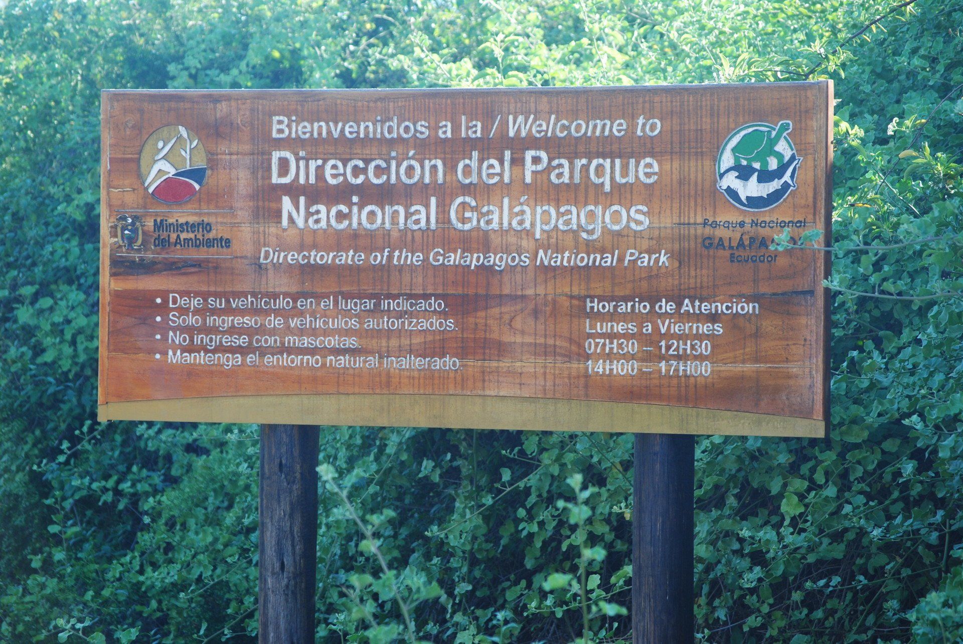 A sign that says bienvenidos a la dirección del parque nacional galapagos