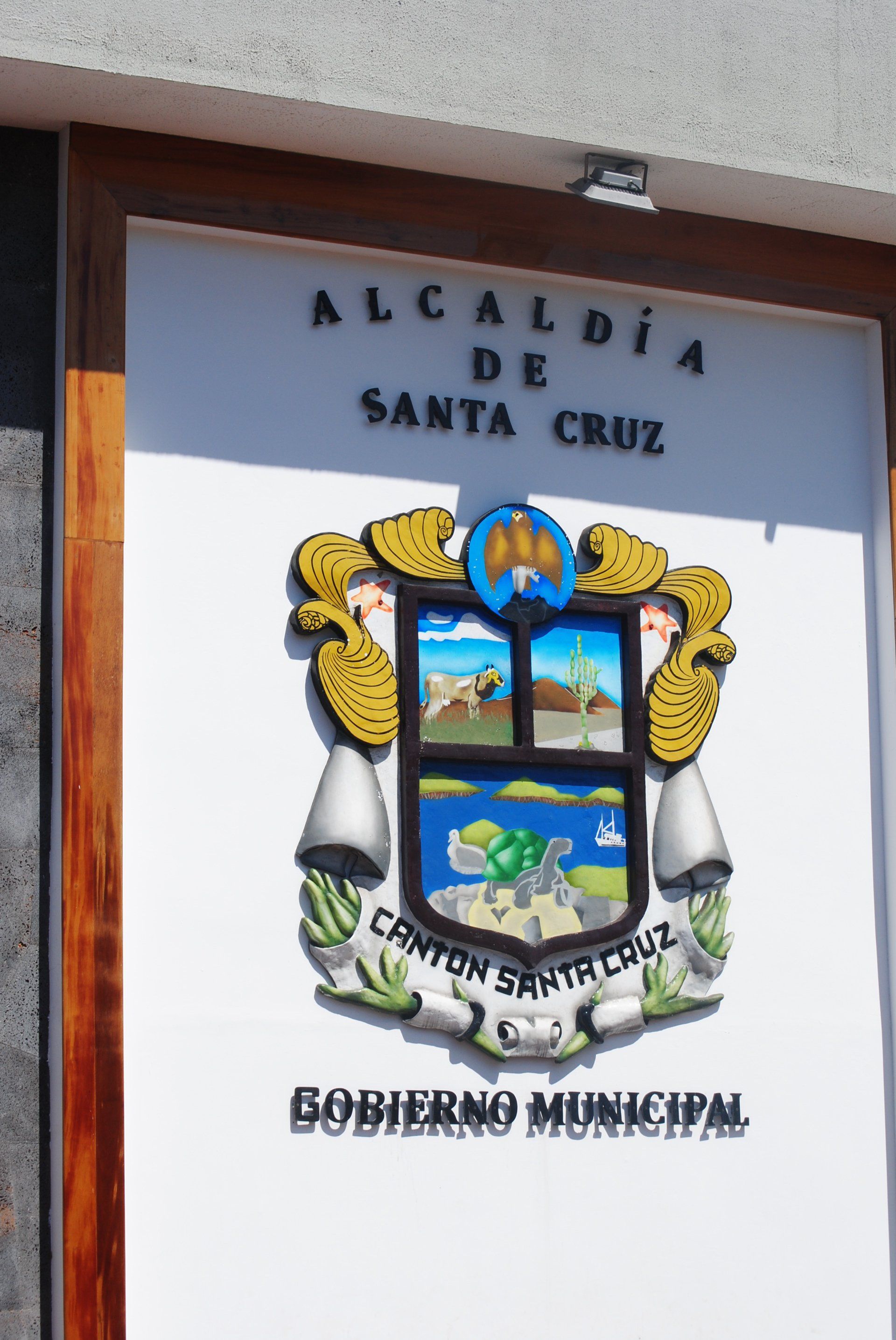 A sign that says alcalde de santa cruz on it