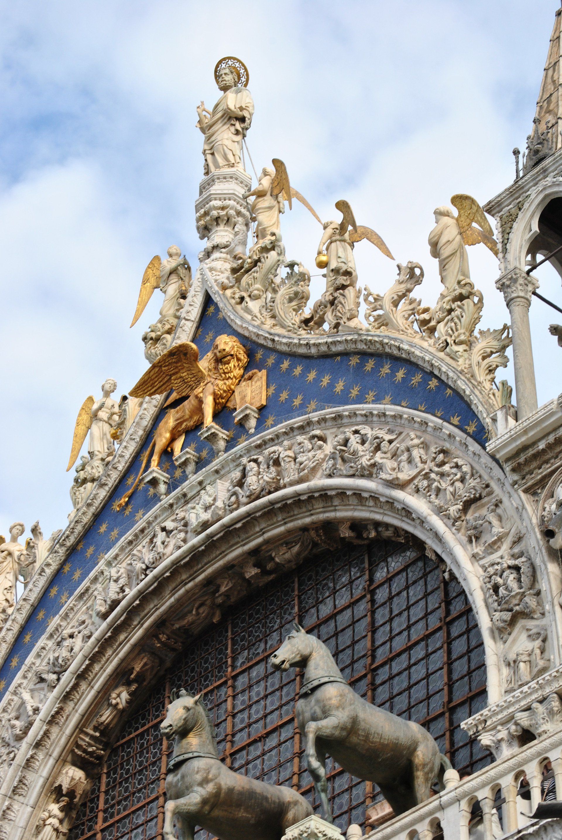 A statue of a horse and a lion on top of a building.