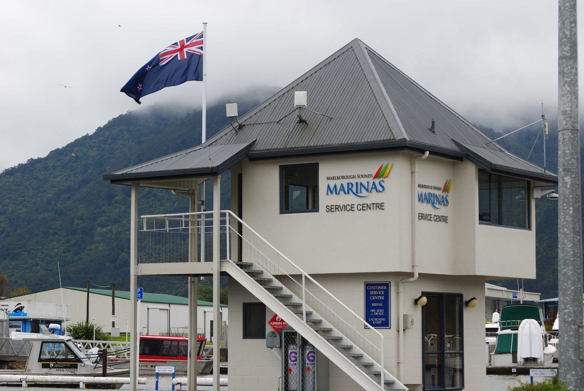 A white building with the word marinas on it