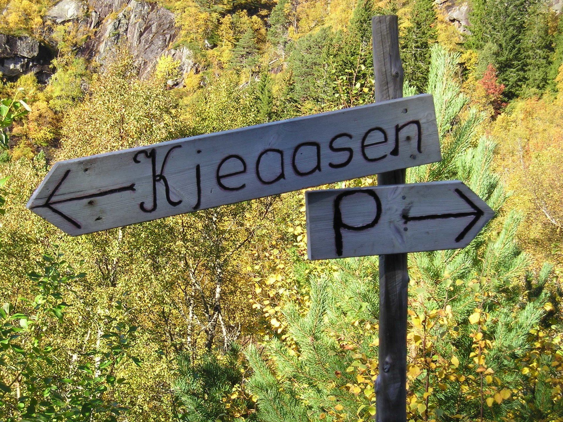 A sign that says kjeaasen on it