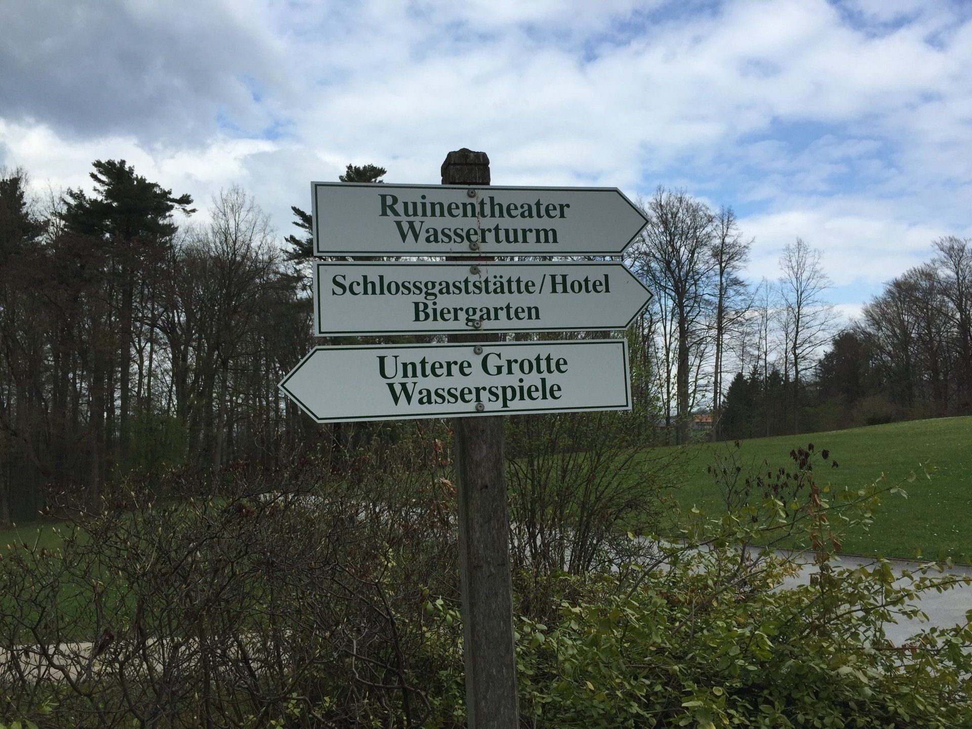 A sign pointing to ruinendwater wasserturm and untere grotte wasserspiele