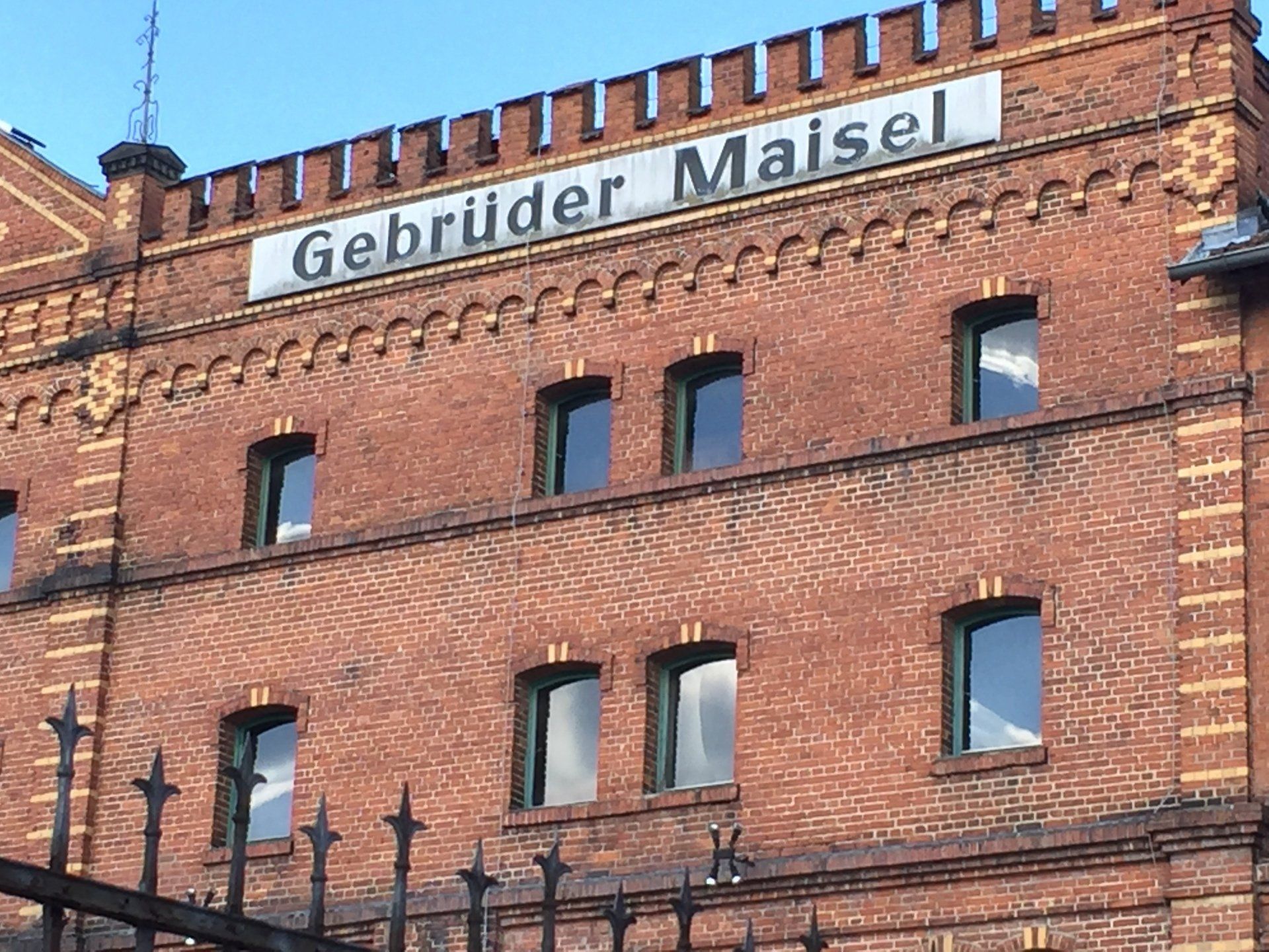 A brick building with a sign that says gebrüder maisel