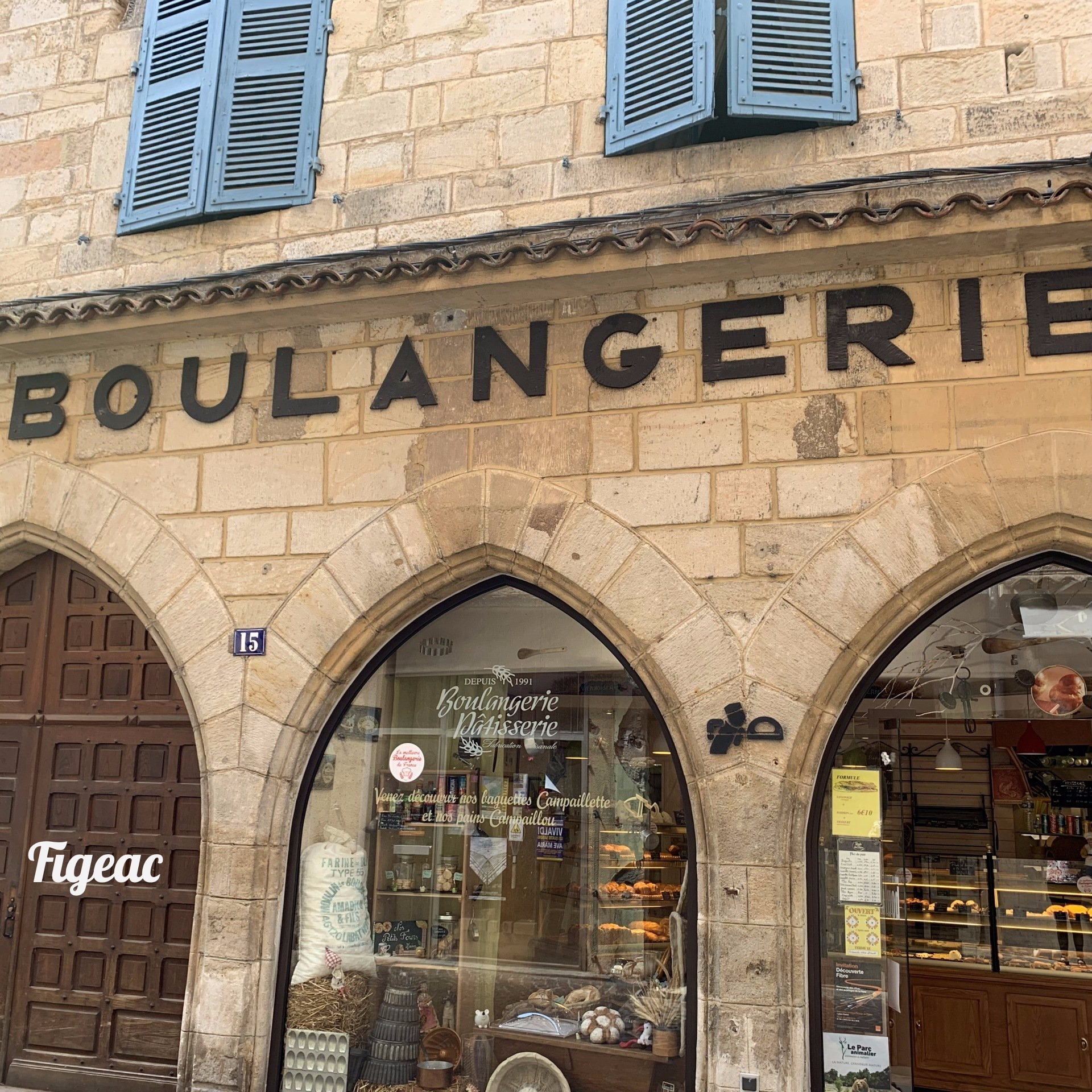 A brick building with a sign that says boulangerie