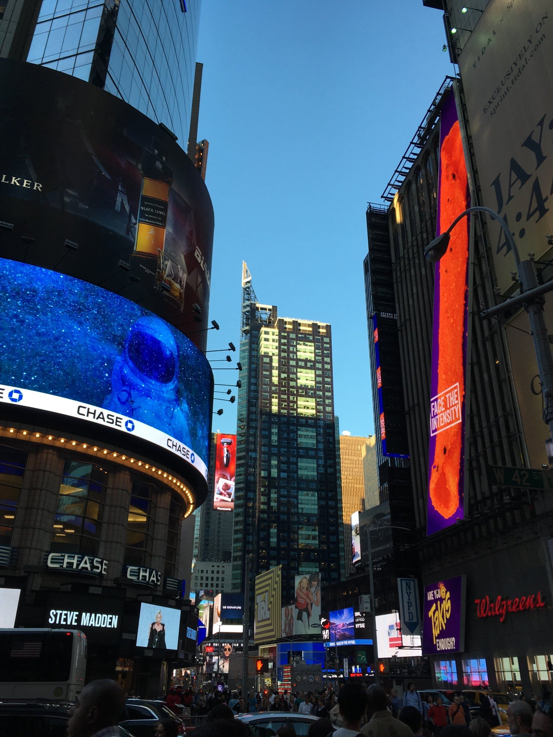 A busy city street with a sign that says chase on it