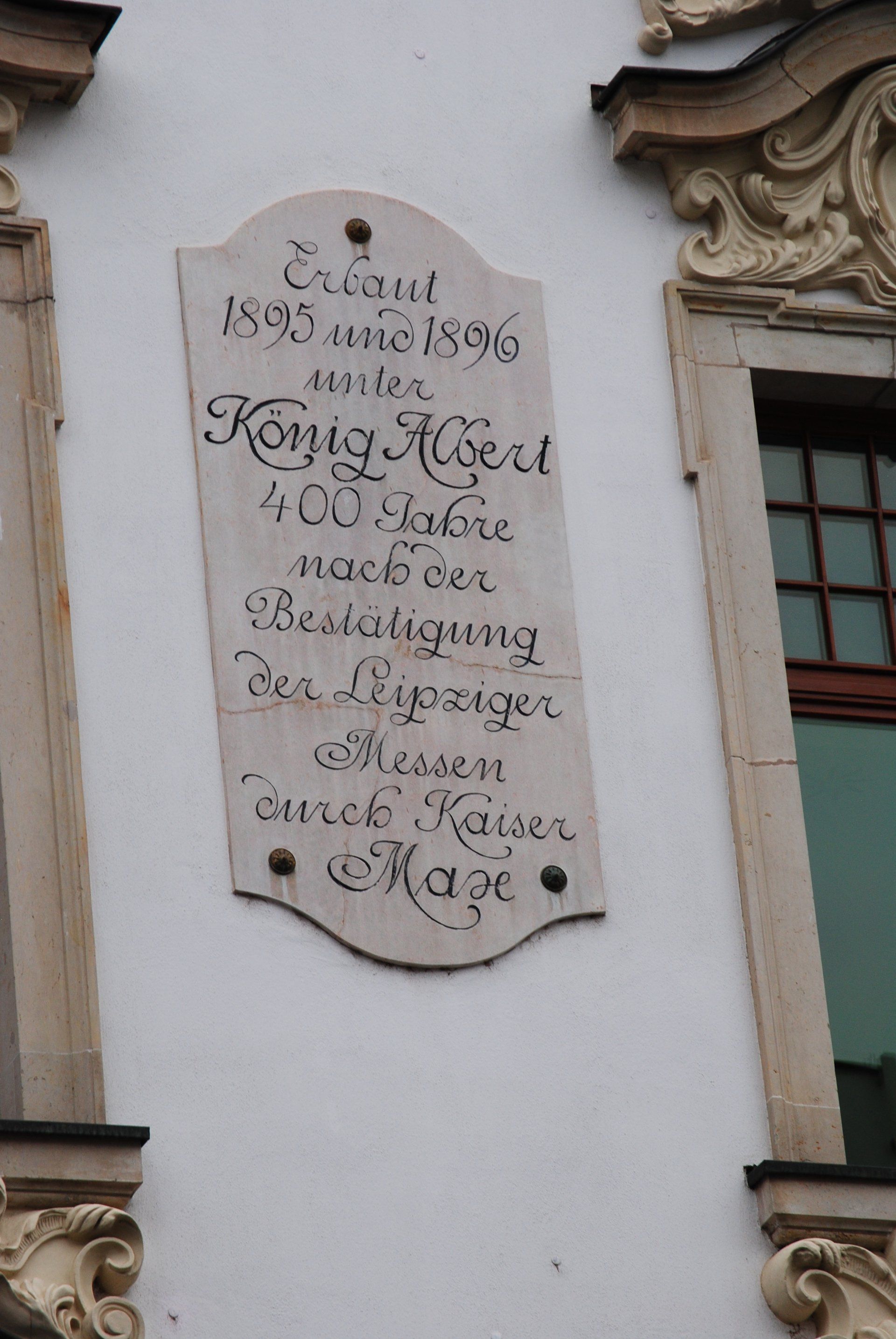 A plaque on the side of a building that says kong mecht
