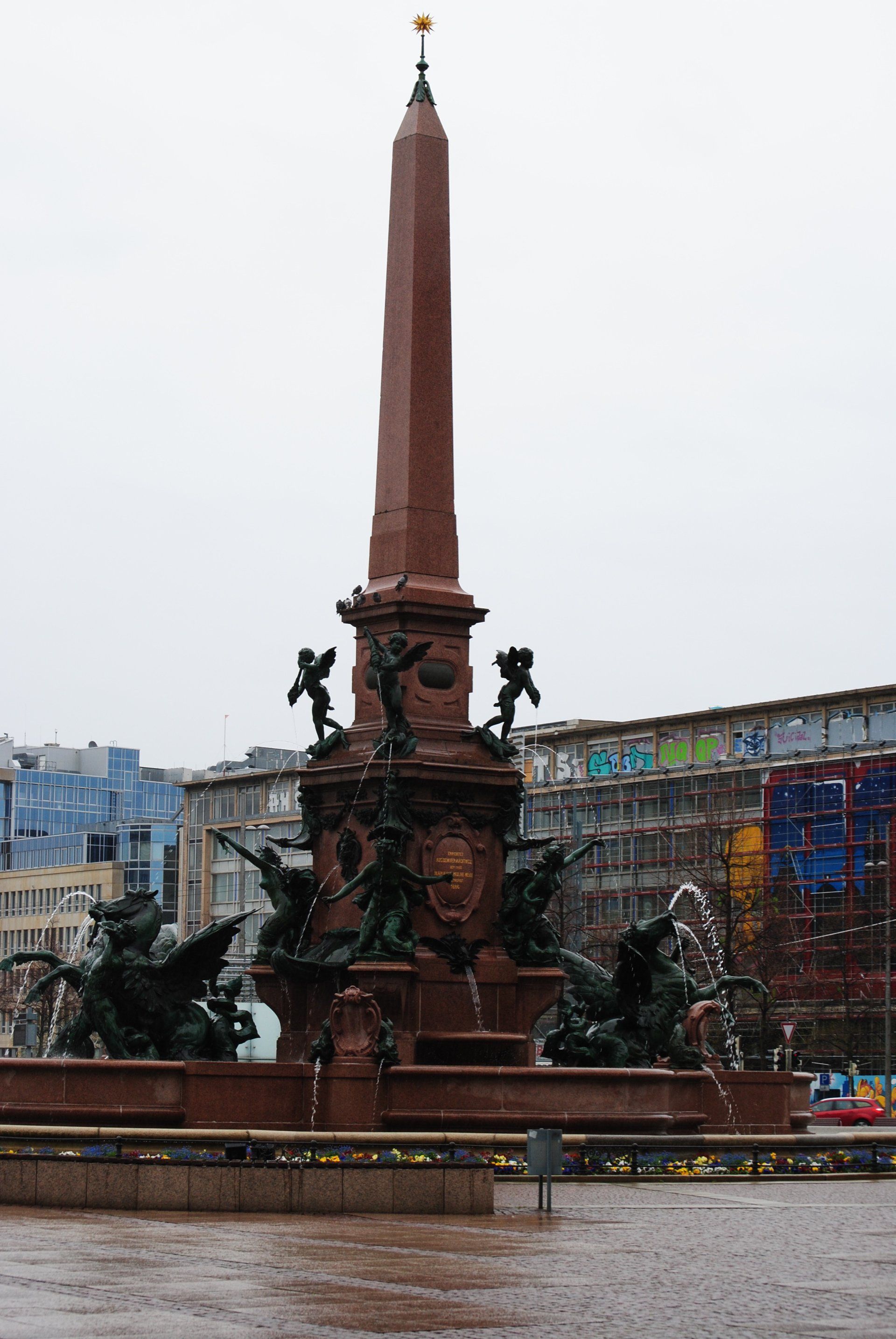 A large obelisk in the middle of a fountain