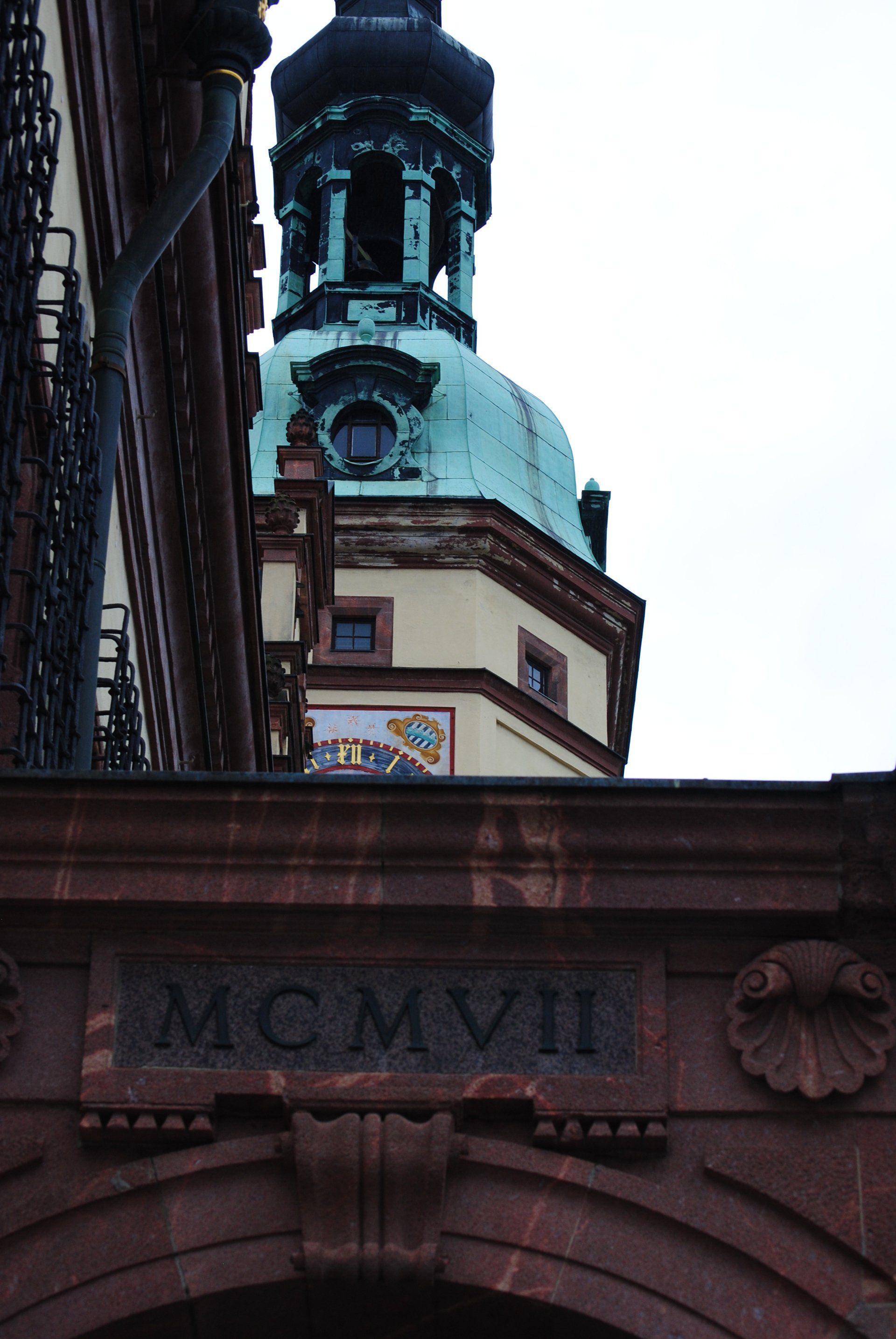 A building with a clock tower and a sign that says mcmvii