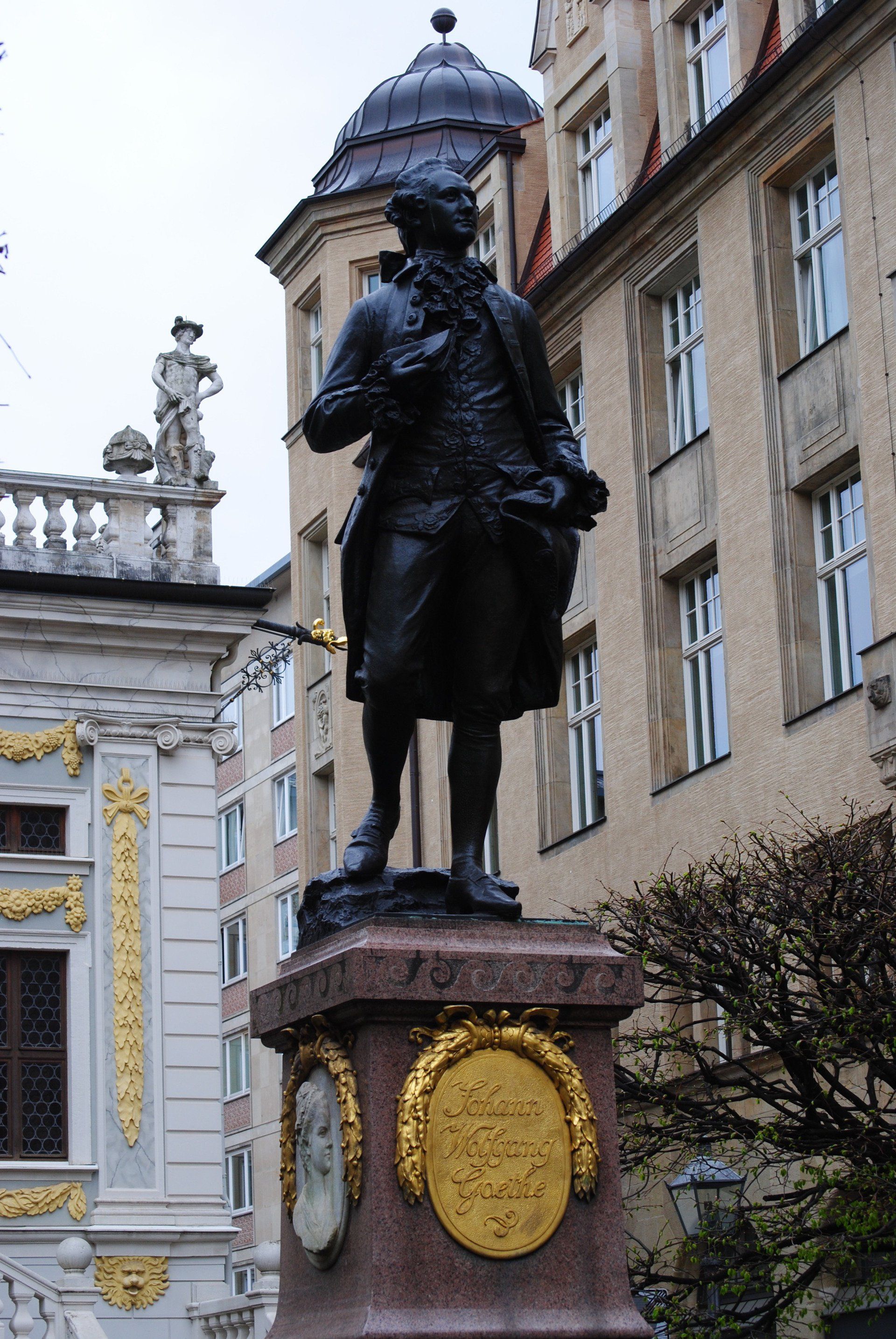 A statue of a man standing in front of a building