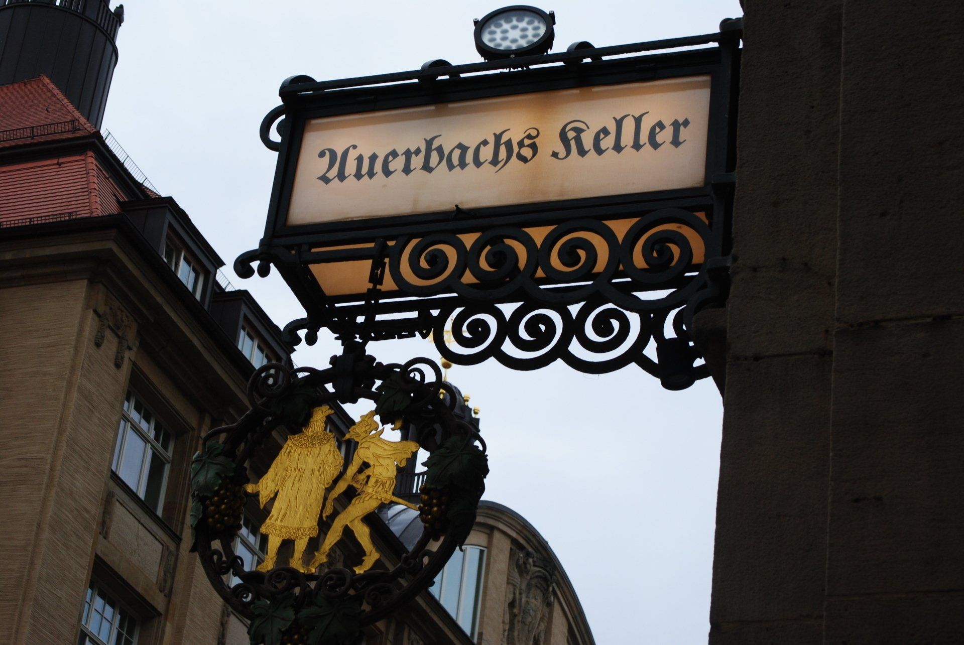 A sign on the side of a building that says huerbachs keller