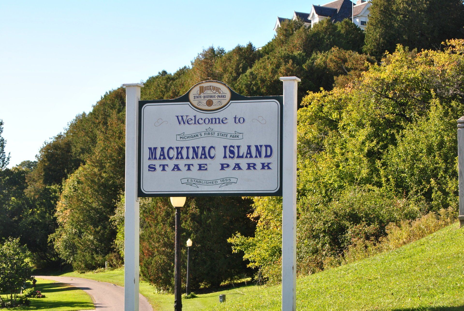 A sign that says welcome to mackinac island state park
