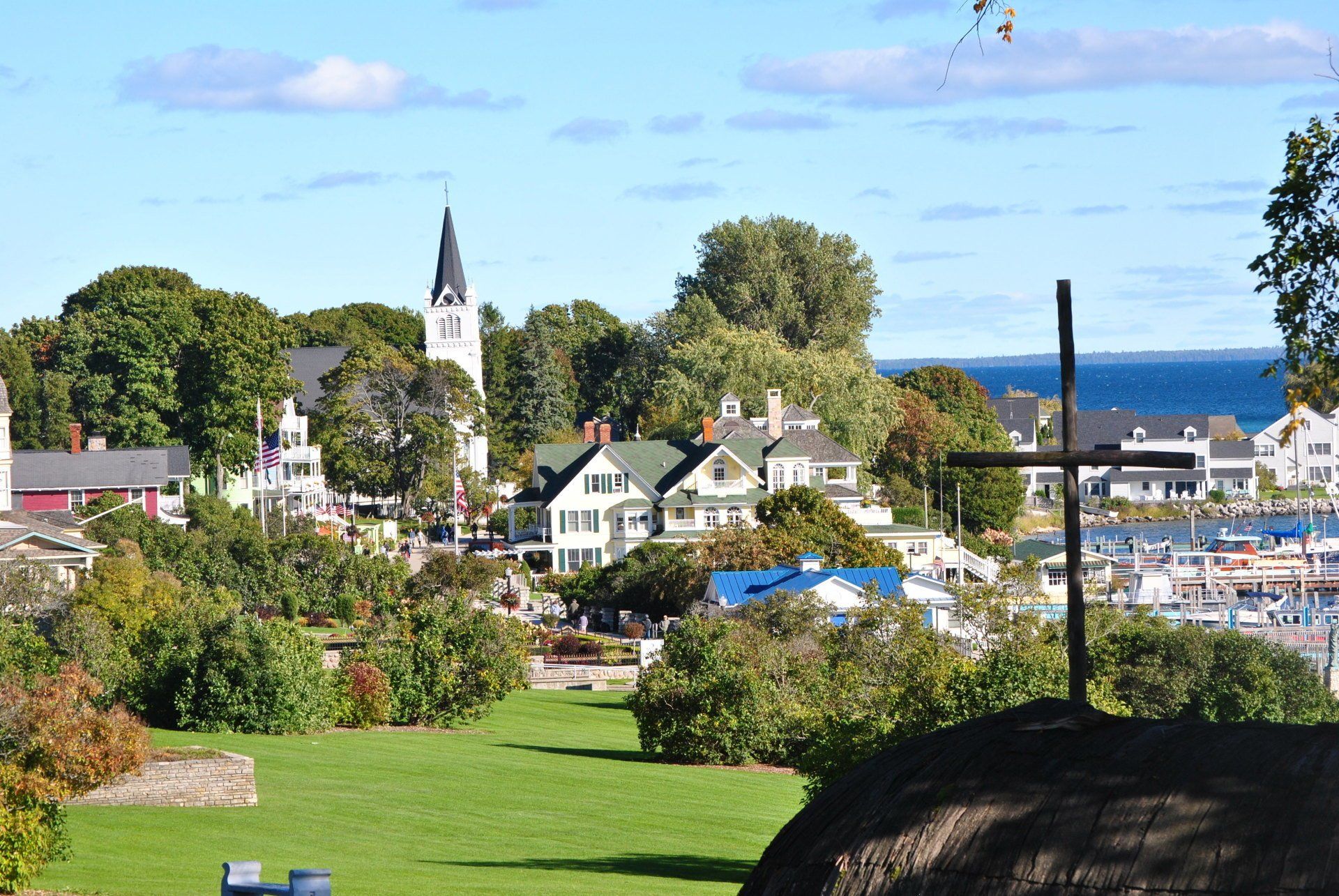A view of a small town with a cross in the foreground