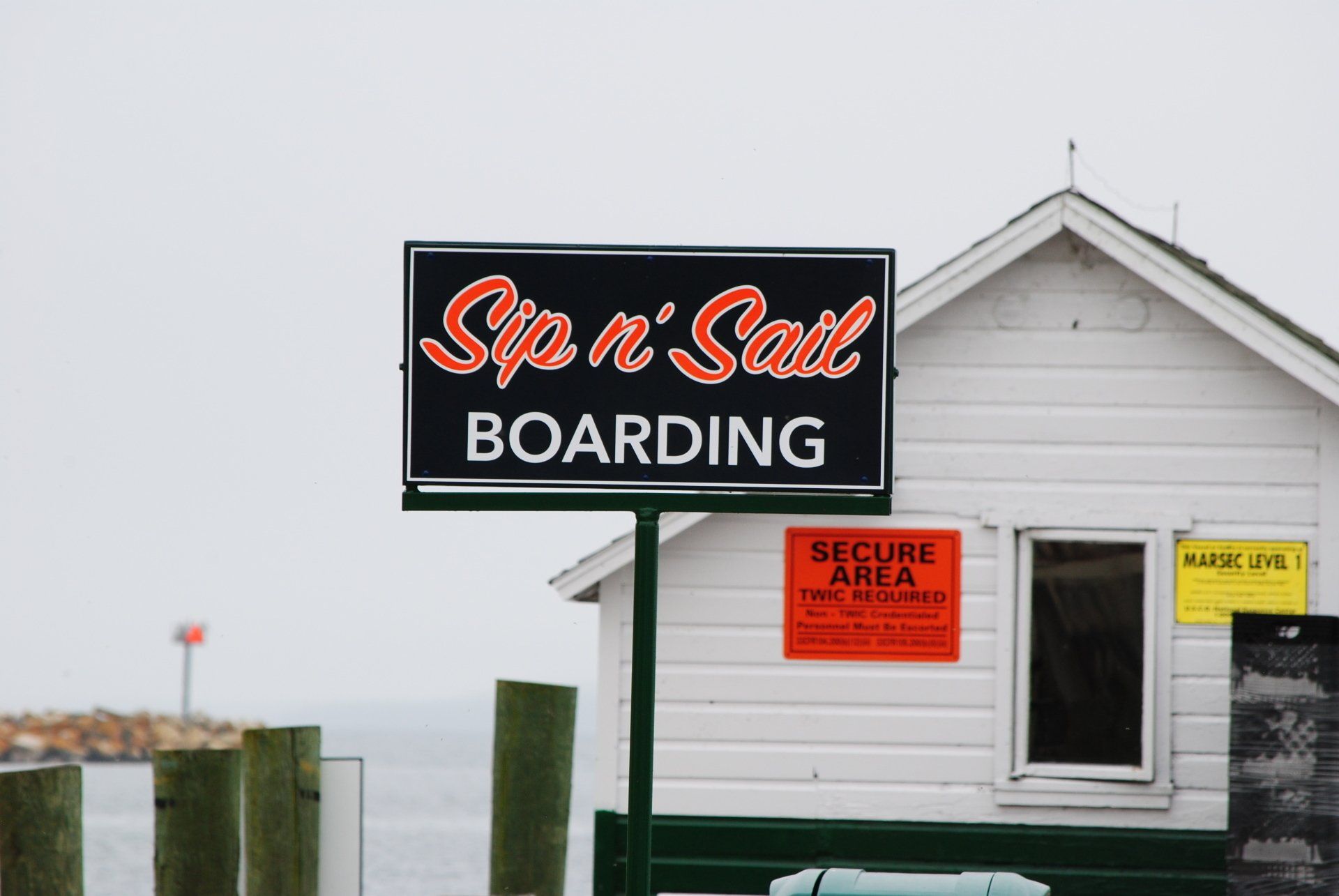 A sign that says sip n ' sail boarding on it