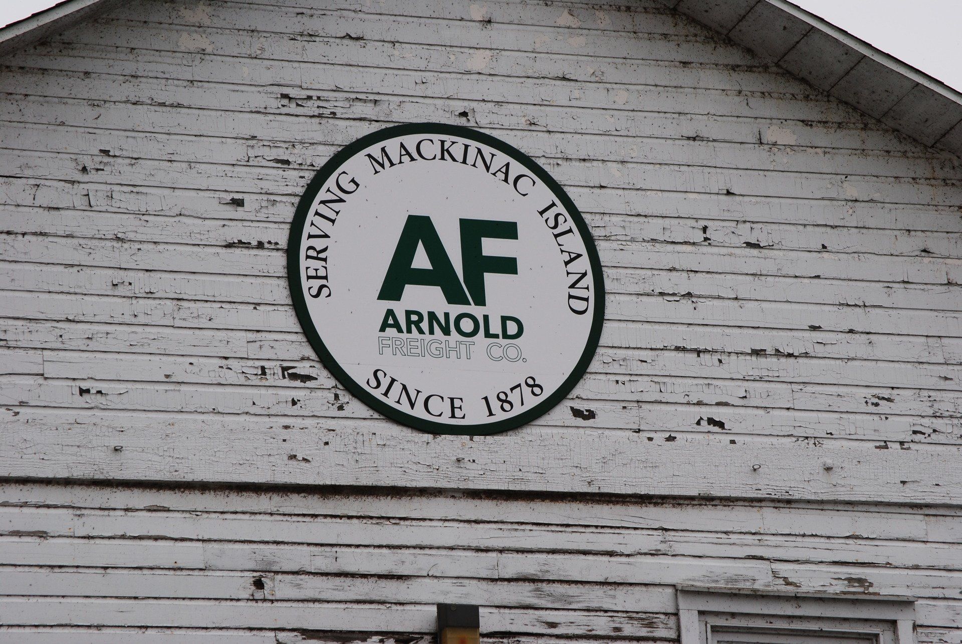 A sign on the side of a building that says arnold