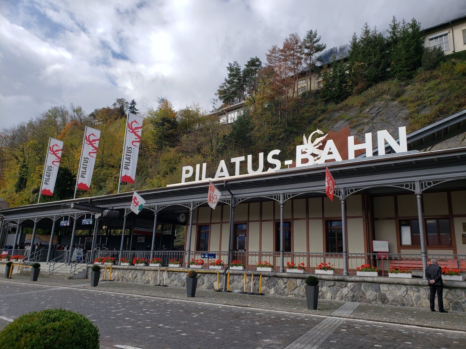 A building with the word pilatus-bahn on it