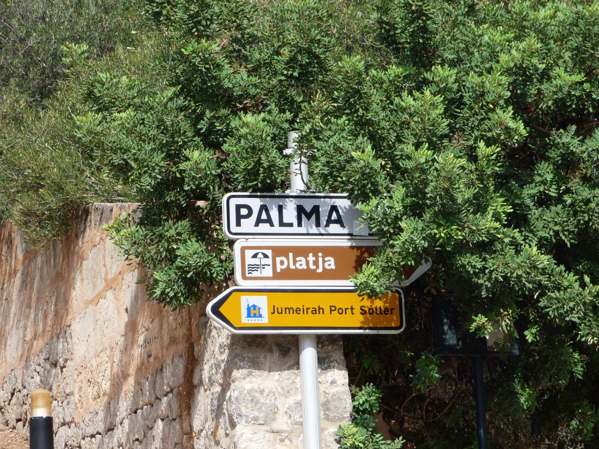 A street sign that says palma on it