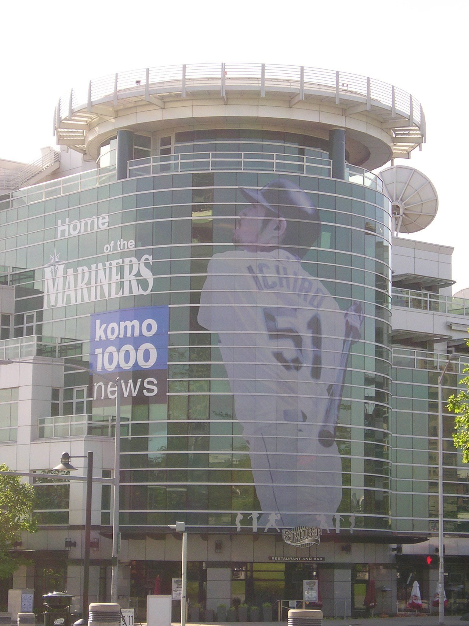 A large billboard on the side of a building that says komo 1000 news