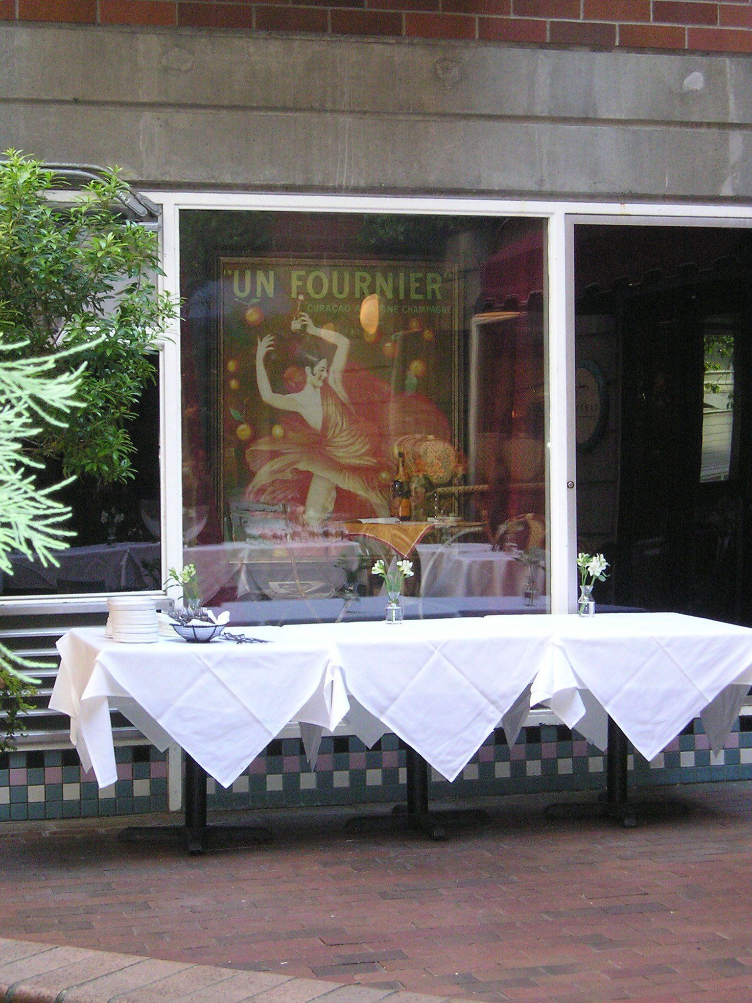 A sign in a window that says un courrier