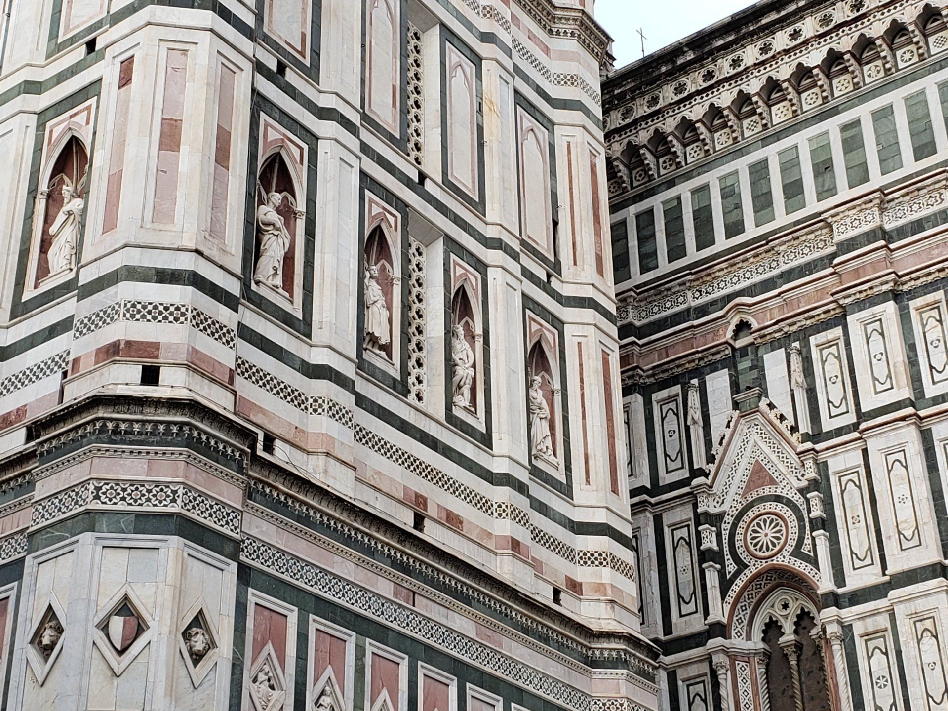 A close up of the corner of a large building.