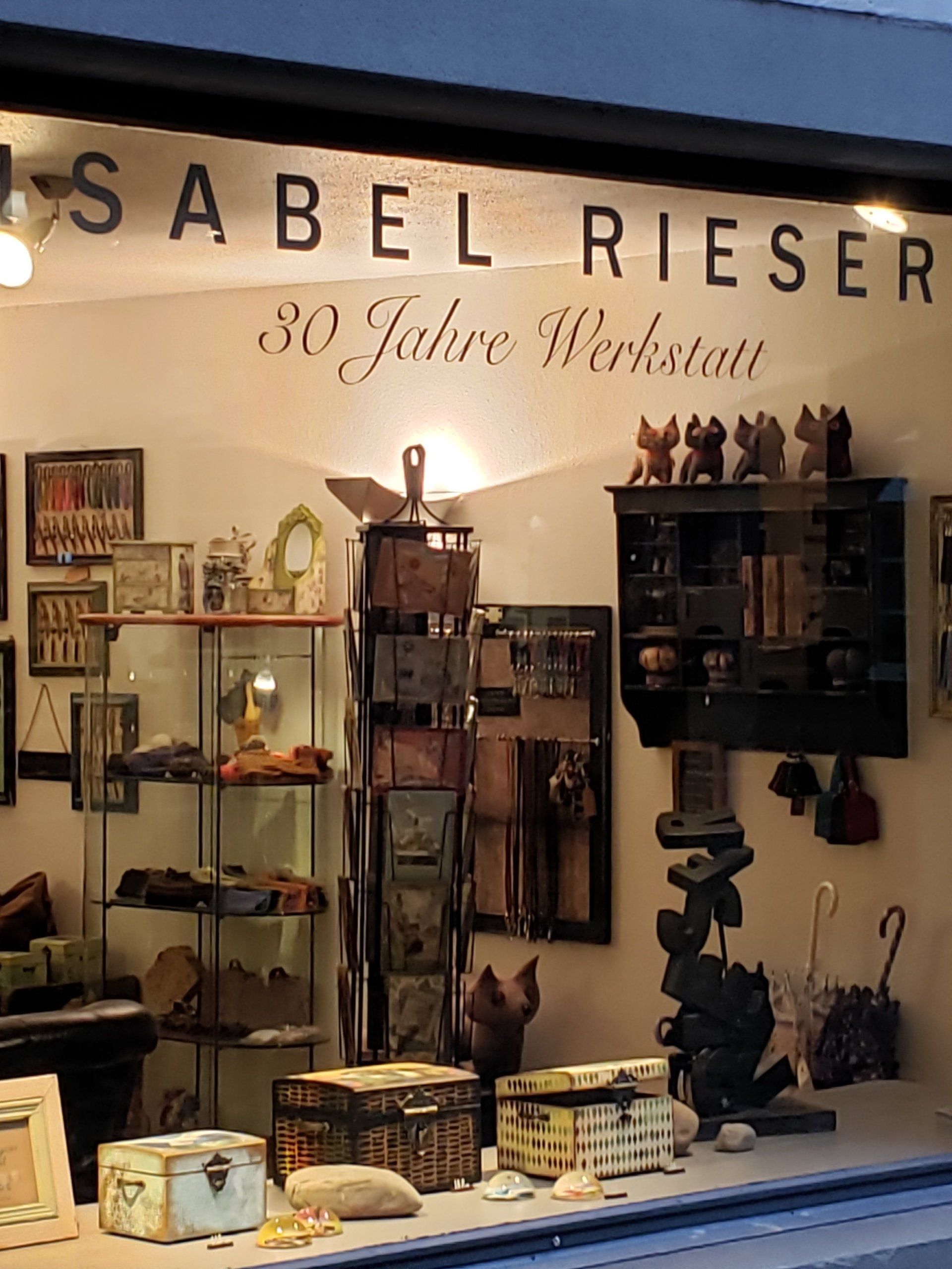 A store front with a sign that says sabel rieser