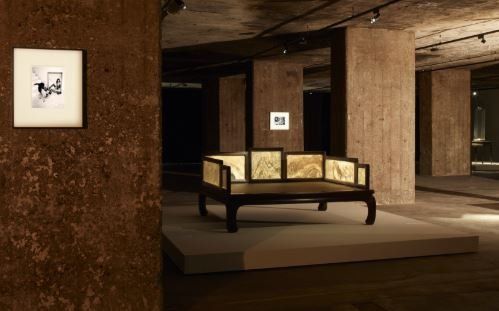 A room with a couch and a picture on the wall.