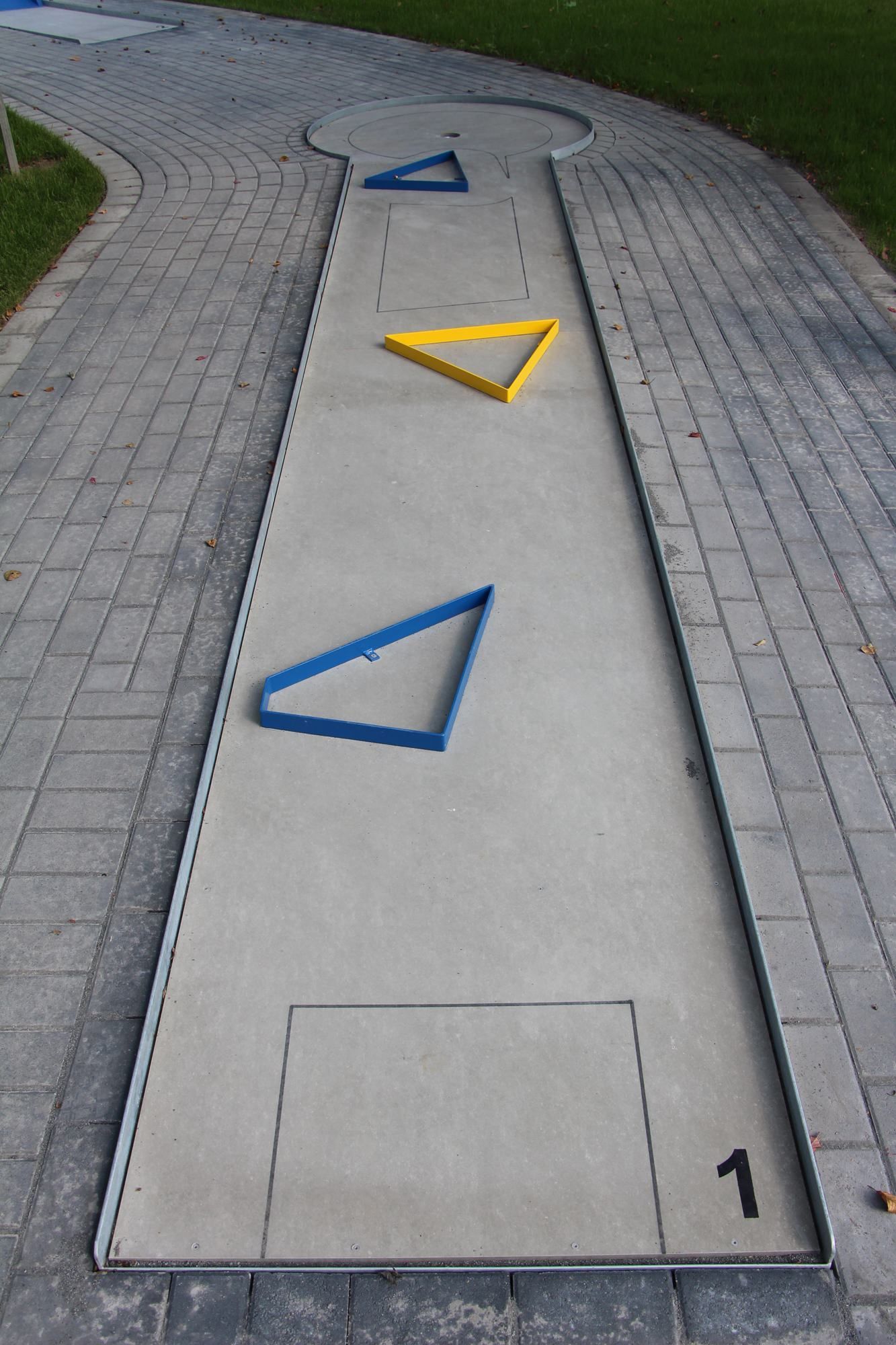 Die Bahn 1 des Minigolfplatzes